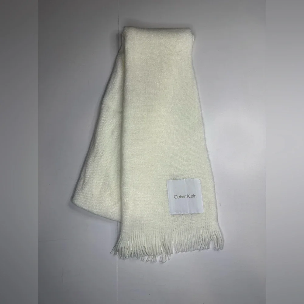 Calvin Klein Scarf White 100% Acrylic‎ CA#57151 Super Soft New W/out Tags
